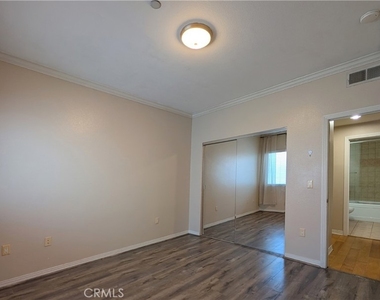 214 S Alexandria Avenue - Photo Thumbnail 4