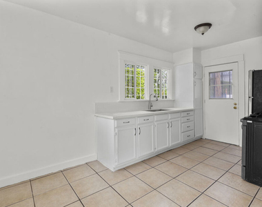 135 1/2 S Dillon Street - Photo Thumbnail 5