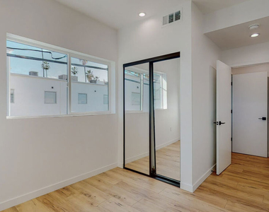 16012 Cantlay Street - Photo Thumbnail 9