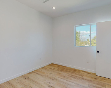16012 Cantlay Street - Photo Thumbnail 15