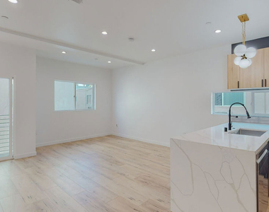 16012 Cantlay Street - Photo Thumbnail 2