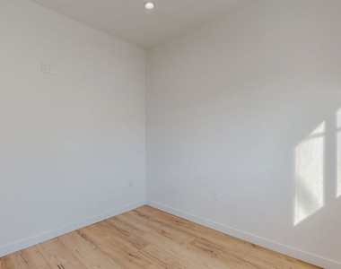 16012 Cantlay Street - Photo Thumbnail 12