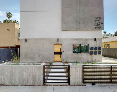 16012 Cantlay Street - Photo Thumbnail 32