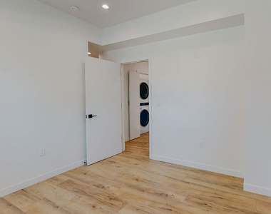16012 Cantlay Street - Photo Thumbnail 17