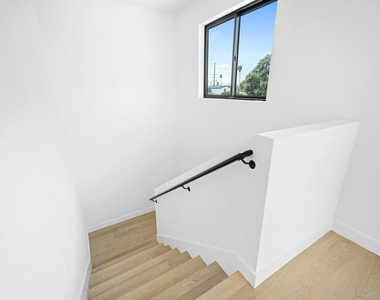 5826 Craner Avenue - Photo Thumbnail 18