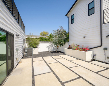 5826 Craner Avenue - Photo Thumbnail 11