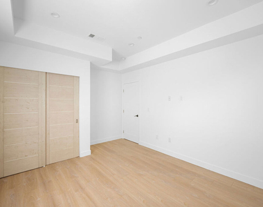 5826 Craner Avenue - Photo Thumbnail 15