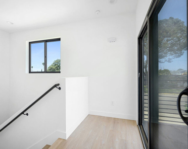 5826 Craner Avenue - Photo Thumbnail 19