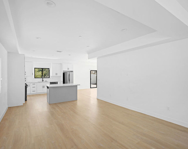 5826 Craner Avenue - Photo Thumbnail 6