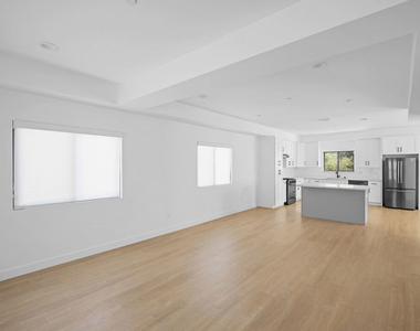 5826 Craner Avenue - Photo Thumbnail 2