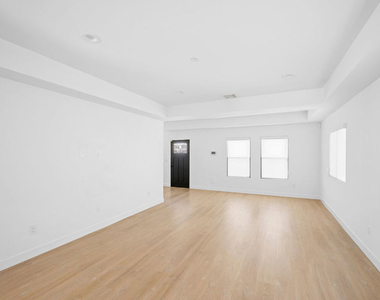 5826 Craner Avenue - Photo Thumbnail 4