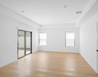 5826 Craner Avenue - Photo Thumbnail 9