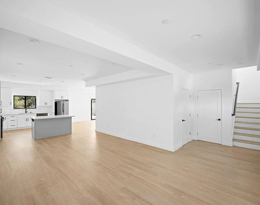 5826 Craner Avenue - Photo Thumbnail 5