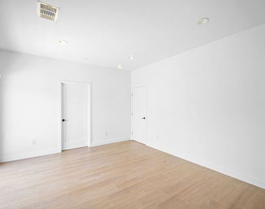 5826 Craner Avenue - Photo Thumbnail 21