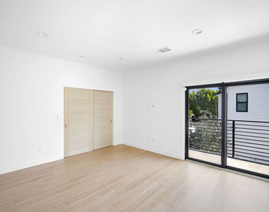 5826 Craner Avenue - Photo Thumbnail 20