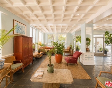 634 S Gramercy Place - Photo Thumbnail 4
