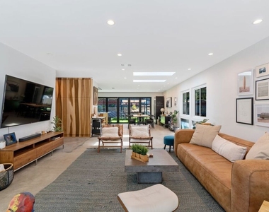 2820 Nichols Canyon Place - Photo Thumbnail 9