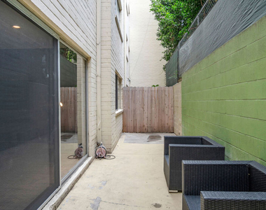 2260 N Cahuenga Boulevard - Photo Thumbnail 21