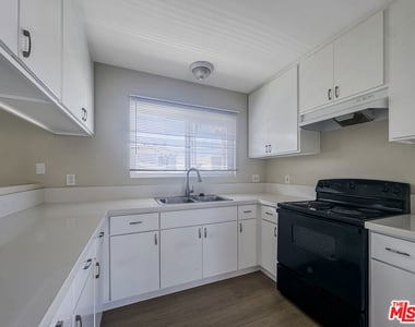 220 E Hyde Park - Photo Thumbnail 2