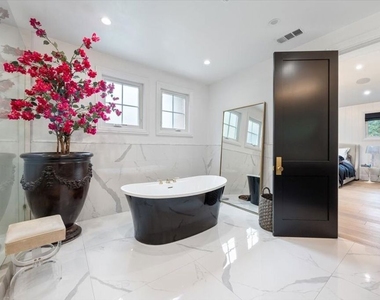 4225 Alcove Avenue - Photo Thumbnail 38
