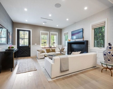 4225 Alcove Avenue - Photo Thumbnail 6