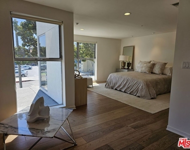 1617 Broadway - Photo Thumbnail 2