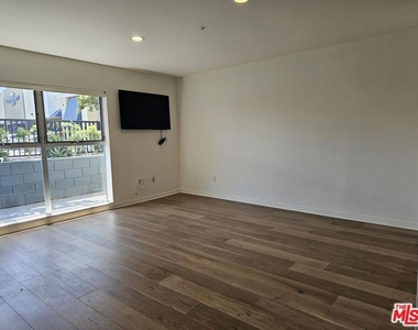 1617 Broadway - Photo Thumbnail 5