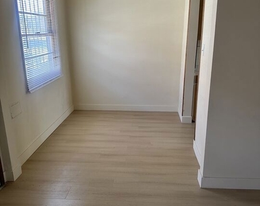1021 1/2 W 90th Street - Photo Thumbnail 2