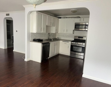 18555 Collins Street - Photo Thumbnail 11