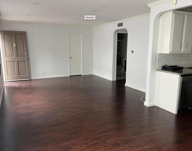 18555 Collins Street - Photo Thumbnail 25
