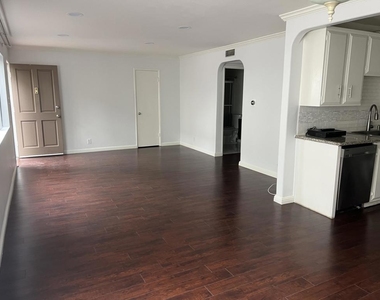 18555 Collins Street - Photo Thumbnail 12