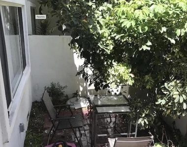 18555 Collins Street - Photo Thumbnail 4
