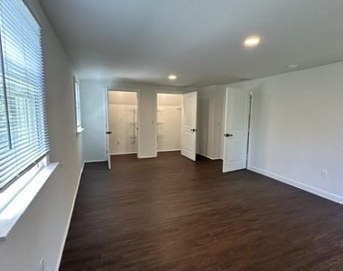 405 Saltaire Way - Photo Thumbnail 14