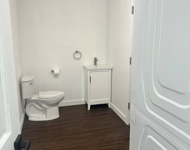 405 Saltaire Way - Photo Thumbnail 17