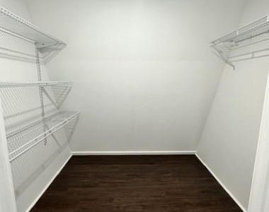 405 Saltaire Way - Photo Thumbnail 11