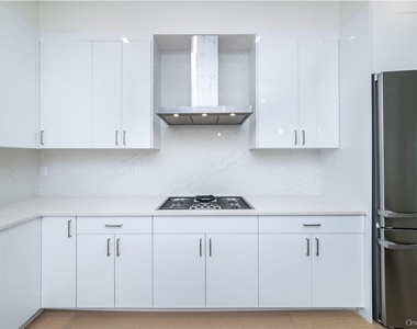 110 Chatsworth Avenue - Photo Thumbnail 8