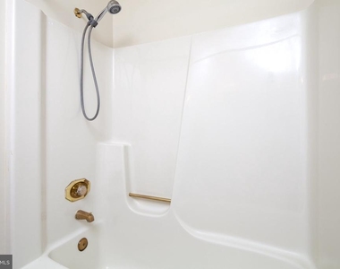 3040 S Glebe Road S - Photo Thumbnail 7
