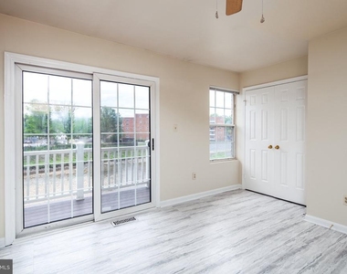 3040 S Glebe Road S - Photo Thumbnail 9