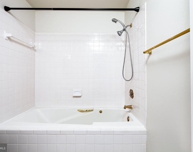 3040 S Glebe Road S - Photo Thumbnail 18