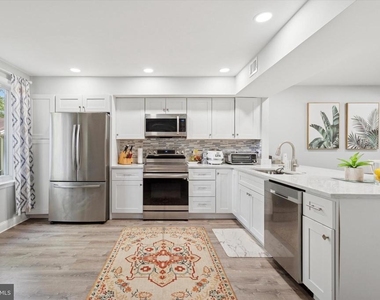 205 Woodside Circle - Photo Thumbnail 4