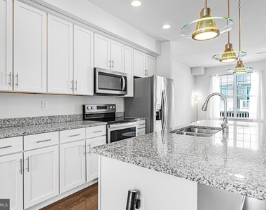7308 Wood Pond Circle - Photo Thumbnail 8