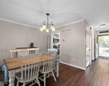 821 Stockbridge - Photo Thumbnail 8