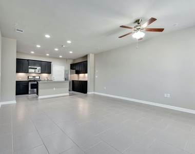 13800 Lyndhurst St - Photo Thumbnail 15