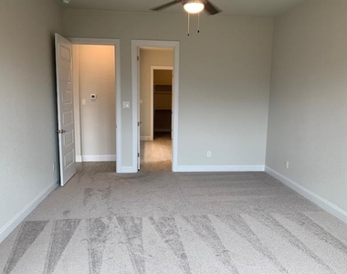 2202 Ambling Trl - Photo Thumbnail 15