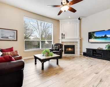 310 Glen Hollow St - Photo Thumbnail 5
