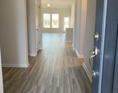 136 Green Knoll Ln - Photo Thumbnail 10