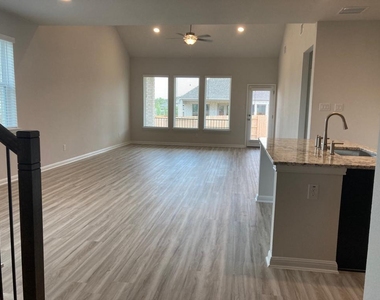 136 Green Knoll Ln - Photo Thumbnail 3