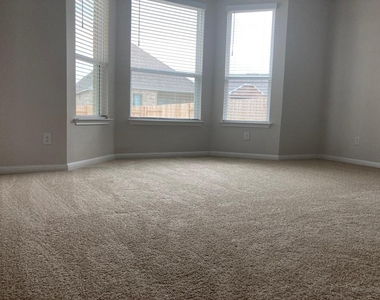 136 Green Knoll Ln - Photo Thumbnail 7