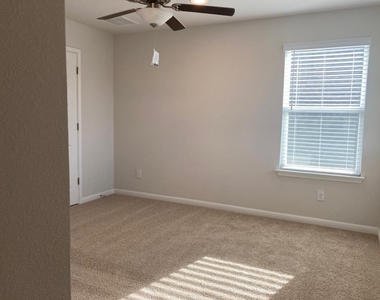 136 Green Knoll Ln - Photo Thumbnail 8