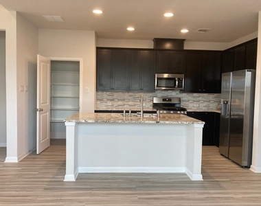 136 Green Knoll Ln - Photo Thumbnail 2